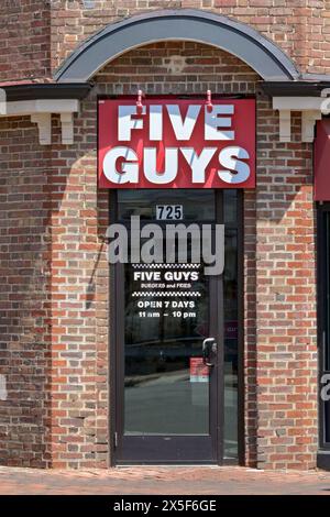 Alexandria, Virginia, USA - 1. Mai 2024: Außenansicht des Eingangs zum Fastfood-Restaurant Five Guys im Stadtzentrum Stockfoto