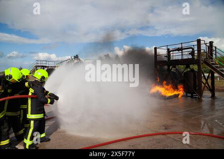 Feuerwehrleute trainieren, Wasser in der ineos Ölraffinerie grangemouth spritzen Stockfoto