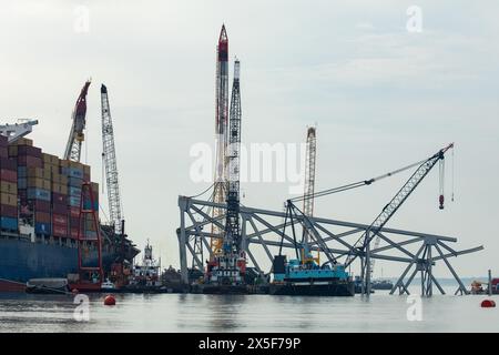 Baltimore, Usa. Mai 2024. Salvors mit dem Unified Command setzen die Wrackentnahme aus dem M/V DALI und der Umgebung im Hafen von Baltimore fort, auf diesem Handout-Foto, das am 8. Mai 2024 aufgenommen wurde. Trümmer und Wrackteile werden zur Unterstützung der Bemühungen zur Eröffnung des Fort McHenry Channel abgebaut. Foto von Christopher Rosario/USA Army Corps of Engineers/UPI Credit: UPI/Alamy Live News Stockfoto