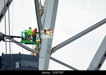 Baltimore, Usa. Mai 2024. Salvors mit dem Unified Command setzen die Wrackentnahme aus dem M/V DALI und der Umgebung im Hafen von Baltimore fort, auf diesem Handout-Foto vom 7. Mai 2024. Trümmer und Wrackteile werden zur Unterstützung der Bemühungen zur Eröffnung des Fort McHenry Channel abgebaut. Foto von Christopher Rosario/USA Army Corps of Engineers/UPI Credit: UPI/Alamy Live News Stockfoto