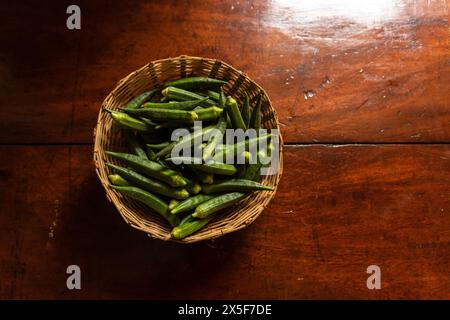 Frisches Gemüse-Okra oder Ladies Finger in einem Korb. Ansicht von oben. Stockfoto
