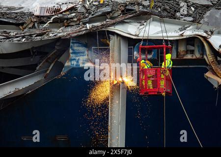 Baltimore, Usa. Mai 2024. Salvors mit dem Unified Command setzen die Wrackentnahme aus dem M/V DALI und der Umgebung im Hafen von Baltimore fort, auf diesem Handout-Foto, das am 4. Mai 2024 aufgenommen wurde. Trümmer und Wrackteile werden zur Unterstützung der Bemühungen zur Eröffnung des Fort McHenry Channel abgebaut. Foto von Christopher Rosario/USA Army Corps of Engineers/UPI Credit: UPI/Alamy Live News Stockfoto