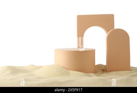 Aufmachung des Produkts. Verschiedene Podeste auf Sand vor weißem Hintergrund Stockfoto
