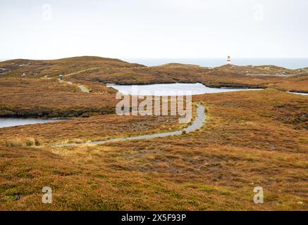 Ein wetterexponierter Pfad durch das Moorland zum Eilean Glas Lighthouse auf der Isle of Scalpay, Äußere Hebriden, Schottland Stockfoto