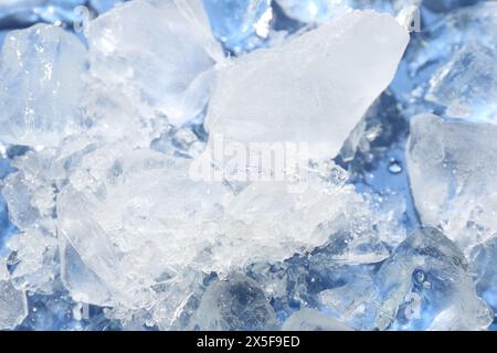 Stücke zerstoßenes Eis auf hellblauem Hintergrund, über der Ansicht Stockfoto