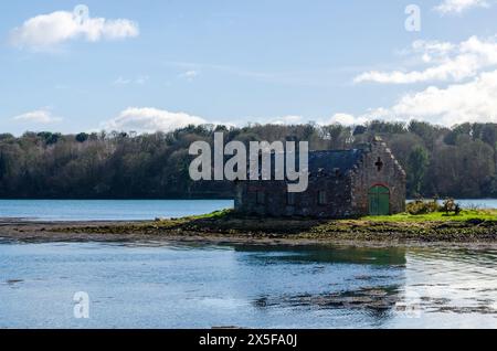 Castleward County Down Northern Ireland 15. März 2024 – verlassenes Bootshaus am Ufer des Strangford Lough Stockfoto