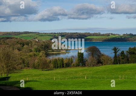 Blick auf den Strangford Lough mit dem alten Bootshaus in der Ferne Stockfoto