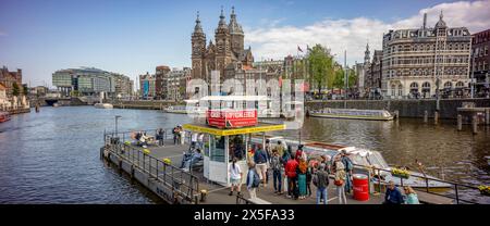 Weitwinkelblick auf die Amsterdamer Straße Stockfoto