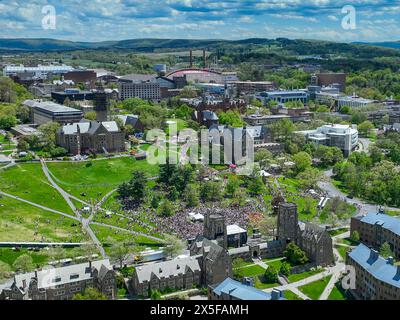 Ithaca, NY, USA - 05-08-2024: Fernaufnahmen des Slope Day an der Cornell University LIBE Slope, Ithaca, NY, USA. Stockfoto