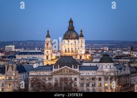 Budapest: Panoramablick auf die Stadt mit dem Stephansdom am Abend. Ungarn Stockfoto