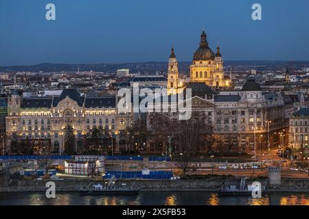 Budapest: Panoramablick auf die Stadt mit dem Stephansdom am Abend. Ungarn Stockfoto