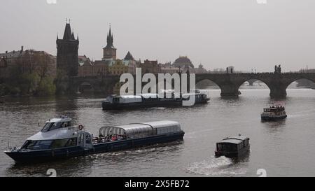 Prag, tschechische republik - 3. März 2024: Tour auf dem Flussboot vor der Prager Brücke mit sichtbaren Touristen Stockfoto