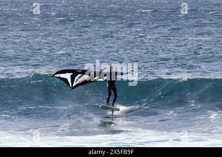 Agaete, Spanien - 21. Januar 2024: Person beim Surfen mit großer Welle im Vordergrund. Schweben Sie das Board über der Wasseroberfläche Stockfoto