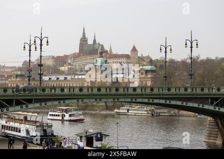 Prag, tschechische republik - 3. März 2024: Tour auf dem Flussboot vor der Prager Brücke mit sichtbaren Touristen Stockfoto