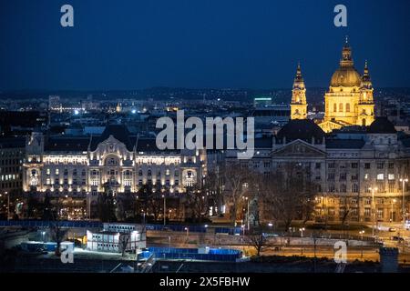Budapest: Panoramablick auf die Stadt mit dem Stephansdom am Abend. Ungarn Stockfoto