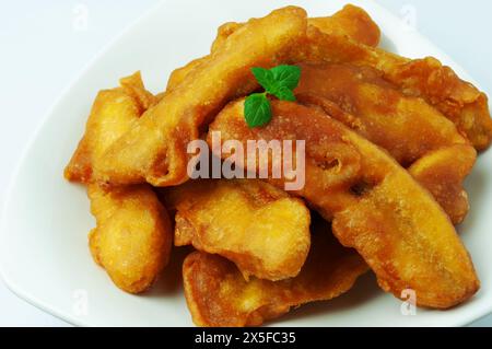 Pisang Goreng oder Bananenfritter auf einem Teller Stockfoto