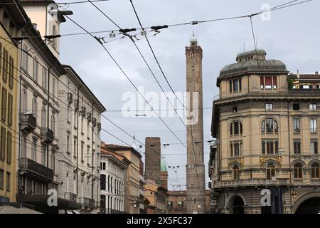 Bologna: Die zwei Türme, Blick von der Piazza del Nettuno (Neptunplatz). Italien. Stockfoto