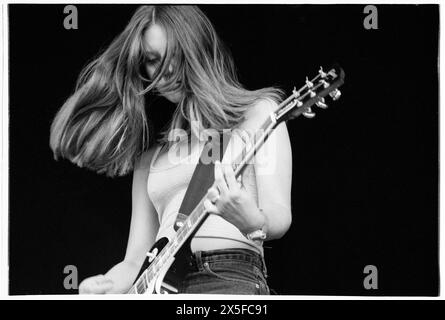 THE DONNAS, YOUNG, READING FESTIVAL, 1999: Gitarrist Allison Robertson von der All-Girl-Rock-Band The Donnas, die am 27. August 1999 auf der Main Stage beim Reading Festival in Reading, Großbritannien spielte. Foto: Rob Watkins. INFO: The Donnas, eine US-amerikanische Rockband, die 1993 in Palo Alto, Kalifornien gegründet wurde, erlangte durch ihren energischen Punk-Rock-Sound und ihre rebellische Haltung Bekanntheit. Hits wie „Take IT Off“ und „Fall Behind Me“ festigten ihren Status als Ikonen der Rockszene der frühen 2000er Jahre. Stockfoto