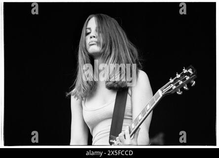 THE DONNAS, YOUNG, READING FESTIVAL, 1999: Gitarrist Allison Robertson von der All-Girl-Rock-Band The Donnas, die am 27. August 1999 auf der Main Stage beim Reading Festival in Reading, Großbritannien spielte. Foto: Rob Watkins. INFO: The Donnas, eine US-amerikanische Rockband, die 1993 in Palo Alto, Kalifornien gegründet wurde, erlangte durch ihren energischen Punk-Rock-Sound und ihre rebellische Haltung Bekanntheit. Hits wie „Take IT Off“ und „Fall Behind Me“ festigten ihren Status als Ikonen der Rockszene der frühen 2000er Jahre. Stockfoto