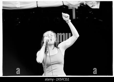 THE DONNAS, YOUNG, READING FESTIVAL, 1999: Leadsänger Brett Anderson von der All-Girl-Rock-Band The Donnas, die am 27. August 1999 auf der Main Stage beim Reading Festival in Reading, Großbritannien spielte. Foto: Rob Watkins. INFO: The Donnas, eine US-amerikanische Rockband, die 1993 in Palo Alto, Kalifornien gegründet wurde, erlangte durch ihren energischen Punk-Rock-Sound und ihre rebellische Haltung Bekanntheit. Hits wie „Take IT Off“ und „Fall Behind Me“ festigten ihren Status als Ikonen der Rockszene der frühen 2000er Jahre. Stockfoto