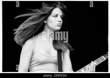 THE DONNAS, YOUNG, READING FESTIVAL, 1999: Gitarrist Allison Robertson von der All-Girl-Rock-Band The Donnas, die am 27. August 1999 auf der Main Stage beim Reading Festival in Reading, Großbritannien spielte. Foto: Rob Watkins. INFO: The Donnas, eine US-amerikanische Rockband, die 1993 in Palo Alto, Kalifornien gegründet wurde, erlangte durch ihren energischen Punk-Rock-Sound und ihre rebellische Haltung Bekanntheit. Hits wie „Take IT Off“ und „Fall Behind Me“ festigten ihren Status als Ikonen der Rockszene der frühen 2000er Jahre. Stockfoto