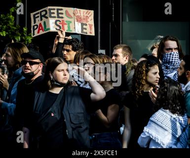 AMSTERDAM - Protest auf dem Campus Roeterseiland der Universität Amsterdam (UVA). Die Demonstranten protestieren in Solidarität mit pro-palästinensischen Studenten, die während früherer Proteste auf dem Campus Roeterseiland und auf dem Gelände von Binnengasthuis von der Polizei entfernt wurden. ANP RAMON VAN FLYMEN niederlande aus - belgien aus Stockfoto