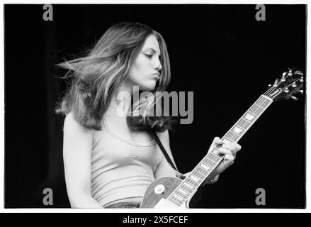 THE DONNAS, YOUNG, READING FESTIVAL, 1999: Gitarrist Allison Robertson von der All-Girl-Rock-Band The Donnas, die am 27. August 1999 auf der Main Stage beim Reading Festival in Reading, Großbritannien spielte. Foto: Rob Watkins. INFO: The Donnas, eine US-amerikanische Rockband, die 1993 in Palo Alto, Kalifornien gegründet wurde, erlangte durch ihren energischen Punk-Rock-Sound und ihre rebellische Haltung Bekanntheit. Hits wie „Take IT Off“ und „Fall Behind Me“ festigten ihren Status als Ikonen der Rockszene der frühen 2000er Jahre. Stockfoto