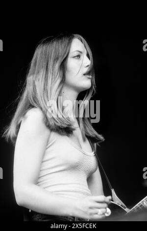 THE DONNAS, YOUNG, READING FESTIVAL, 1999: Gitarrist Allison Robertson von der All-Girl-Rock-Band The Donnas, die am 27. August 1999 auf der Main Stage beim Reading Festival in Reading, Großbritannien spielte. Foto: Rob Watkins. INFO: The Donnas, eine US-amerikanische Rockband, die 1993 in Palo Alto, Kalifornien gegründet wurde, erlangte durch ihren energischen Punk-Rock-Sound und ihre rebellische Haltung Bekanntheit. Hits wie „Take IT Off“ und „Fall Behind Me“ festigten ihren Status als Ikonen der Rockszene der frühen 2000er Jahre. Stockfoto