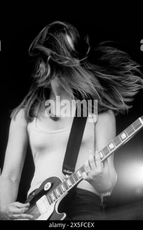 THE DONNAS, YOUNG, READING FESTIVAL, 1999: Gitarrist Allison Robertson von der All-Girl-Rock-Band The Donnas, die am 27. August 1999 auf der Main Stage beim Reading Festival in Reading, Großbritannien spielte. Foto: Rob Watkins. INFO: The Donnas, eine US-amerikanische Rockband, die 1993 in Palo Alto, Kalifornien gegründet wurde, erlangte durch ihren energischen Punk-Rock-Sound und ihre rebellische Haltung Bekanntheit. Hits wie „Take IT Off“ und „Fall Behind Me“ festigten ihren Status als Ikonen der Rockszene der frühen 2000er Jahre. Stockfoto