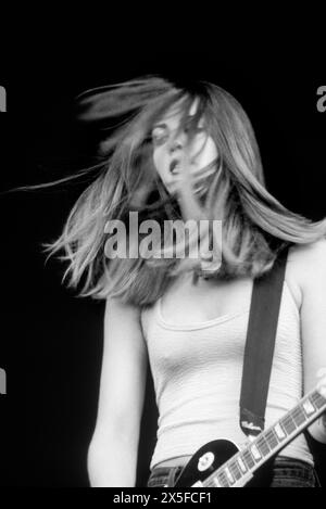 THE DONNAS, YOUNG, READING FESTIVAL, 1999: Gitarrist Allison Robertson von der All-Girl-Rock-Band The Donnas, die am 27. August 1999 auf der Main Stage beim Reading Festival in Reading, Großbritannien spielte. Foto: Rob Watkins. INFO: The Donnas, eine US-amerikanische Rockband, die 1993 in Palo Alto, Kalifornien gegründet wurde, erlangte durch ihren energischen Punk-Rock-Sound und ihre rebellische Haltung Bekanntheit. Hits wie „Take IT Off“ und „Fall Behind Me“ festigten ihren Status als Ikonen der Rockszene der frühen 2000er Jahre. Stockfoto