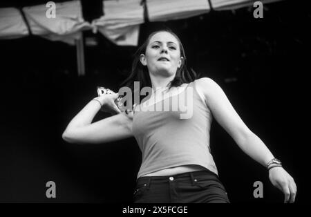 THE DONNAS, YOUNG, READING FESTIVAL, 1999: Leadsänger Brett Anderson von der All-Girl-Rock-Band The Donnas, die am 27. August 1999 auf der Main Stage beim Reading Festival in Reading, Großbritannien spielte. Foto: Rob Watkins. INFO: The Donnas, eine US-amerikanische Rockband, die 1993 in Palo Alto, Kalifornien gegründet wurde, erlangte durch ihren energischen Punk-Rock-Sound und ihre rebellische Haltung Bekanntheit. Hits wie „Take IT Off“ und „Fall Behind Me“ festigten ihren Status als Ikonen der Rockszene der frühen 2000er Jahre. Stockfoto