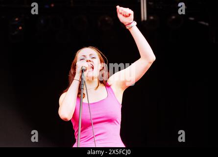 THE DONNAS, YOUNG, READING FESTIVAL, 1999: Leadsänger Brett Anderson von der All-Girl-Rock-Band The Donnas, die am 27. August 1999 auf der Main Stage beim Reading Festival in Reading, Großbritannien spielte. Foto: Rob Watkins. INFO: The Donnas, eine US-amerikanische Rockband, die 1993 in Palo Alto, Kalifornien gegründet wurde, erlangte durch ihren energischen Punk-Rock-Sound und ihre rebellische Haltung Bekanntheit. Hits wie „Take IT Off“ und „Fall Behind Me“ festigten ihren Status als Ikonen der Rockszene der frühen 2000er Jahre. Stockfoto