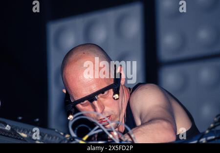 ORBITAL, HOMELANDS 2001: Phil Hartnoll von Techno Dace Music Legends Orbital live beim Homelands Festival 2001, Matterley Bowl, Winchester, Hampshire, England Vereinigtes Königreich am 26. Mai 2001. Foto: Rob Watkins. INFO: Orbital, ein 1989 gegründetes Pionierduo für elektronische Musik aus England, spielte eine entscheidende Rolle bei der Entwicklung der Ambient- und Techno-Genres. Die Brüder Paul und Phil Hartnoll kreierten innovative, atmosphärische und tanzbare Tracks, die einen nachhaltigen Einfluss auf die elektronische Musik hinterlassen haben. Stockfoto