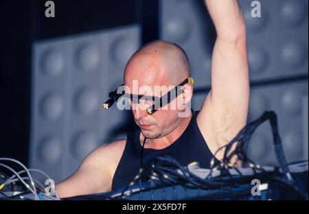 ORBITAL, HOMELANDS 2001: Phil Hartnoll von Techno Dace Music Legends Orbital live beim Homelands Festival 2001, Matterley Bowl, Winchester, Hampshire, England Vereinigtes Königreich am 26. Mai 2001. Foto: Rob Watkins. INFO: Orbital, ein 1989 gegründetes Pionierduo für elektronische Musik aus England, spielte eine entscheidende Rolle bei der Entwicklung der Ambient- und Techno-Genres. Die Brüder Paul und Phil Hartnoll kreierten innovative, atmosphärische und tanzbare Tracks, die einen nachhaltigen Einfluss auf die elektronische Musik hinterlassen haben. Stockfoto