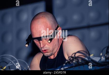 ORBITAL, HOMELANDS 2001: Phil Hartnoll von Techno Dace Music Legends Orbital live beim Homelands Festival 2001, Matterley Bowl, Winchester, Hampshire, England Vereinigtes Königreich am 26. Mai 2001. Foto: Rob Watkins. INFO: Orbital, ein 1989 gegründetes Pionierduo für elektronische Musik aus England, spielte eine entscheidende Rolle bei der Entwicklung der Ambient- und Techno-Genres. Die Brüder Paul und Phil Hartnoll kreierten innovative, atmosphärische und tanzbare Tracks, die einen nachhaltigen Einfluss auf die elektronische Musik hinterlassen haben. Stockfoto