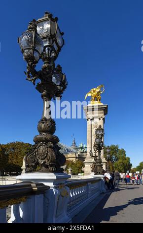 Lampen und eine Säule auf der Alexander III Brücke in Paris Stockfoto