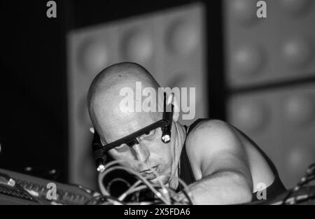 ORBITAL, HOMELANDS 2001: Phil Hartnoll von Techno Dace Music Legends Orbital live beim Homelands Festival 2001, Matterley Bowl, Winchester, Hampshire, England Vereinigtes Königreich am 26. Mai 2001. Foto: Rob Watkins. INFO: Orbital, ein 1989 gegründetes Pionierduo für elektronische Musik aus England, spielte eine entscheidende Rolle bei der Entwicklung der Ambient- und Techno-Genres. Die Brüder Paul und Phil Hartnoll kreierten innovative, atmosphärische und tanzbare Tracks, die einen nachhaltigen Einfluss auf die elektronische Musik hinterlassen haben. Stockfoto