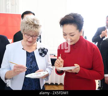 Budapest, Ungarn. Mai 2024. Peng Liyuan, Ehefrau des chinesischen Präsidenten Xi Jinping, besucht auf Einladung das Schloss Buda und trinkt Tee mit Zsuzsanna Nagy, der Ehefrau des ungarischen Präsidenten Tamas Sulyok, in Budapest, Ungarn, 9. Mai 2024. Quelle: Ding Lin/Xinhua/Alamy Live News Stockfoto