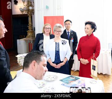 Budapest, Ungarn. Mai 2024. Peng Liyuan, Ehefrau des chinesischen Präsidenten Xi Jinping, besucht auf Einladung das Schloss Buda und trinkt Tee mit Zsuzsanna Nagy, der Ehefrau des ungarischen Präsidenten Tamas Sulyok, in Budapest, Ungarn, 9. Mai 2024. Quelle: Ding Lin/Xinhua/Alamy Live News Stockfoto