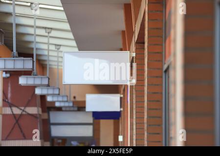 Allgemeines Ladenschild im Einkaufszentrum, weiß Stockfoto