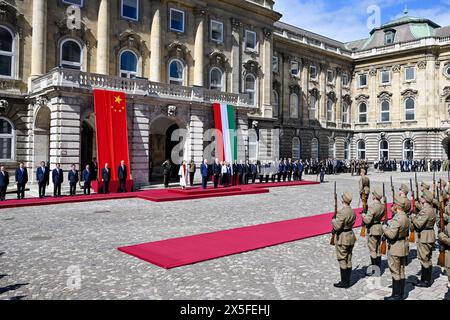 Budapest, Ungarn. Mai 2024. Der chinesische Präsident Xi Jinping nimmt an einer gemeinsamen Begrüßungszeremonie Teil, die vom ungarischen Präsidenten Tamas Sulyok und Premierminister Viktor Orban am 9. Mai 2024 in Budapest, Ungarn, abgehalten wird. Quelle: Yin Bogu/Xinhua/Alamy Live News Stockfoto