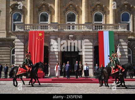 Budapest, Ungarn. Mai 2024. Der chinesische Präsident Xi Jinping nimmt an einer gemeinsamen Begrüßungszeremonie Teil, die vom ungarischen Präsidenten Tamas Sulyok und Premierminister Viktor Orban am 9. Mai 2024 in Budapest, Ungarn, abgehalten wird. Quelle: Xie Huanchi/Xinhua/Alamy Live News Stockfoto