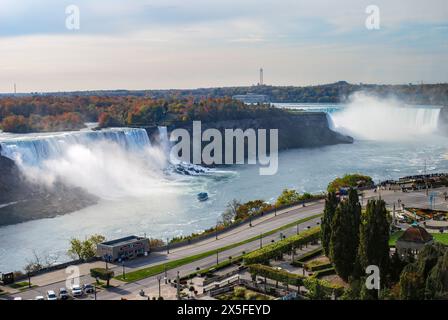 Niagarafälle von der kanadischen Seite aus gesehen, darunter drei Einzelfälle American Falls, Bridal Veil Falls und Horseshoe Falls Stockfoto