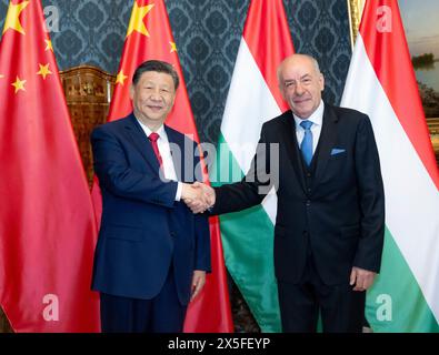 Budapest, Ungarn. Mai 2024. Der chinesische Präsident Xi Jinping hält am 9. Mai 2024 Gespräche mit dem ungarischen Präsidenten Tamas Sulyok im Sandor-Palast in Budapest, Ungarn. Quelle: Zhai Jianlan/Xinhua/Alamy Live News Stockfoto