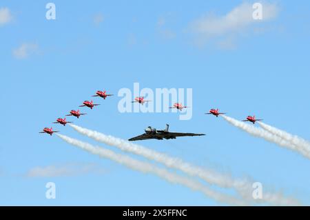 Die roten Pfeile und der Vulkan XH558 in Formation auf der RIAT, 2015. Stockfoto