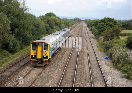 153327 führt eine Klasse 158 mit westlicher Richtung in der Nähe von Wentlooge an. Stockfoto