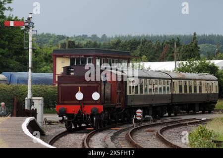 Die Metropolitan Railway Nr. 1 fährt mit einem Zug von Parkend nach Lydney Junction. Stockfoto