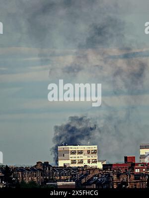 Glasgow, Schottland, Großbritannien. 9. Mai 2024: Schwarzer Rauch im Osten der Stadt aus 10 Meilen Entfernung. Credit Gerard Ferry /Alamy Live News Stockfoto