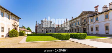 Kloster Certosa di Pavia, historischer monumentaler Komplex, der ein Kloster und ein Heiligtum umfasst. Grüner Hof und eine Kirche. Der Herzogspalast auf der Stockfoto