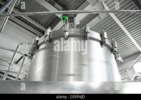 Runde Kupferlagertanks für Biergärung und -Reifung. Herstellung von Brauereien Stockfoto
